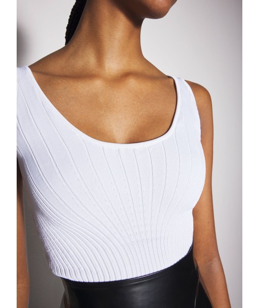 white sculpting knit tank top s'inspire de l'anatomie humaine