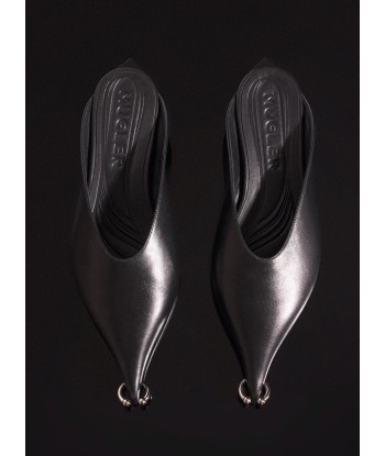 black leather piercing fang flat mules À commander